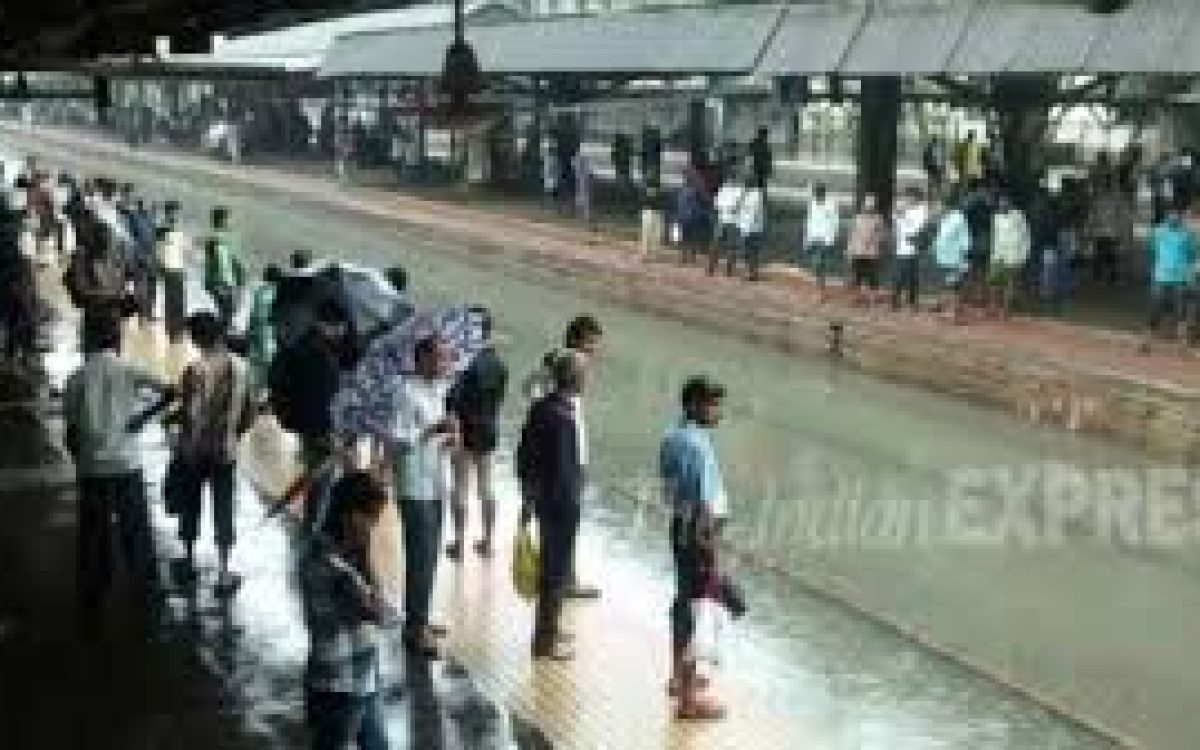Mumbai Rains: मुंबई में भारी बारिश, यात्रियों को परेशानी, रेलवे ट्रैक पर पानी भरने से लोकल सेवाओं पर असर, कई ट्रेनें रद्द