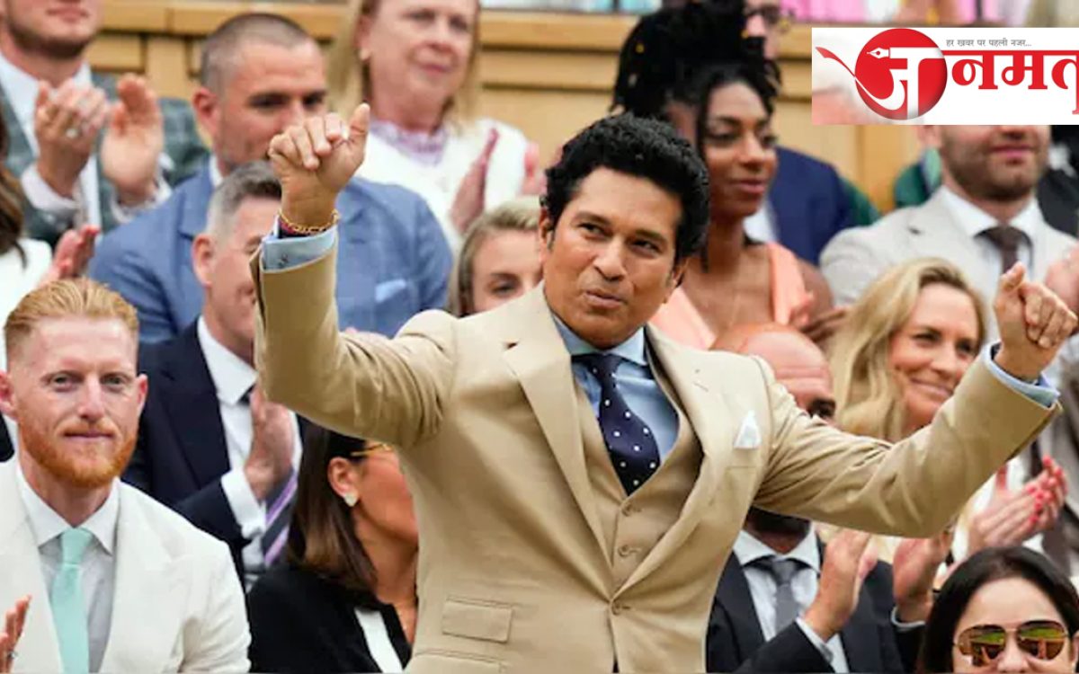 Sachin Tendulkar arrived to watch Wimbledon, the audience greeted him with a standing ovation