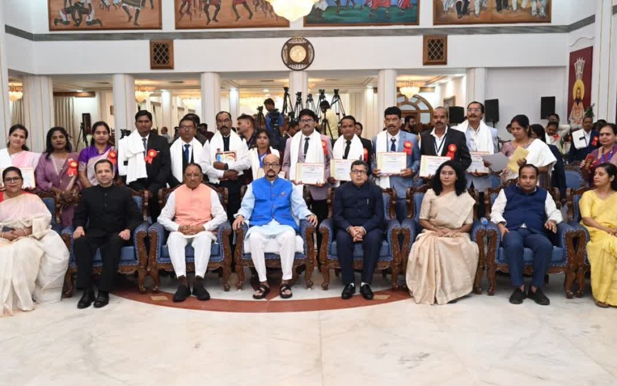 Happy Teacher's Day 2024: Teachers honored in Chhattisgarh on Teachers Day, Smriti Puraskar, Governor Teacher Samman -