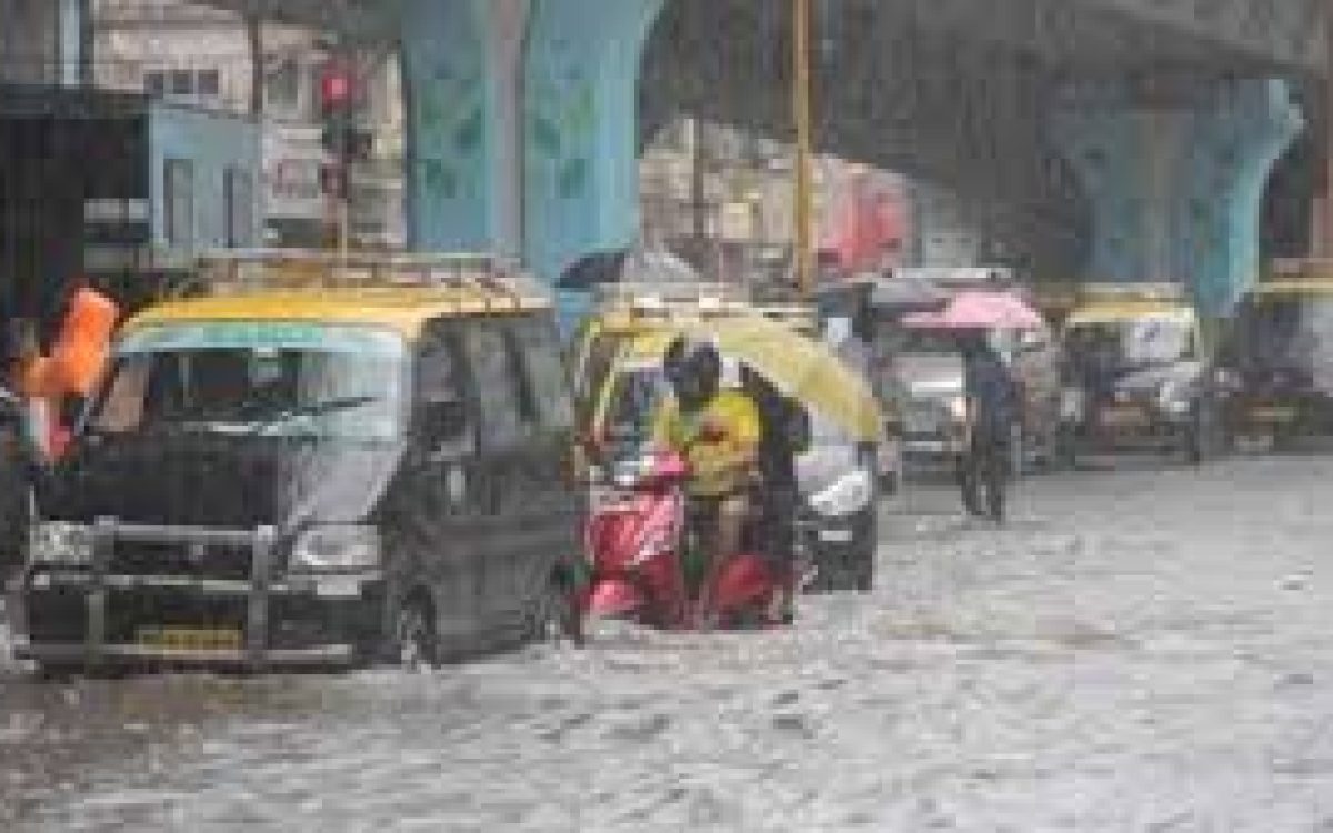 मुंबई हुआ पानी-पानी, भारी बारिश से लोगों का बुरा हाल, 36 फ्लाइट रद्द, फोटो में देखिए बिगड़े हालात