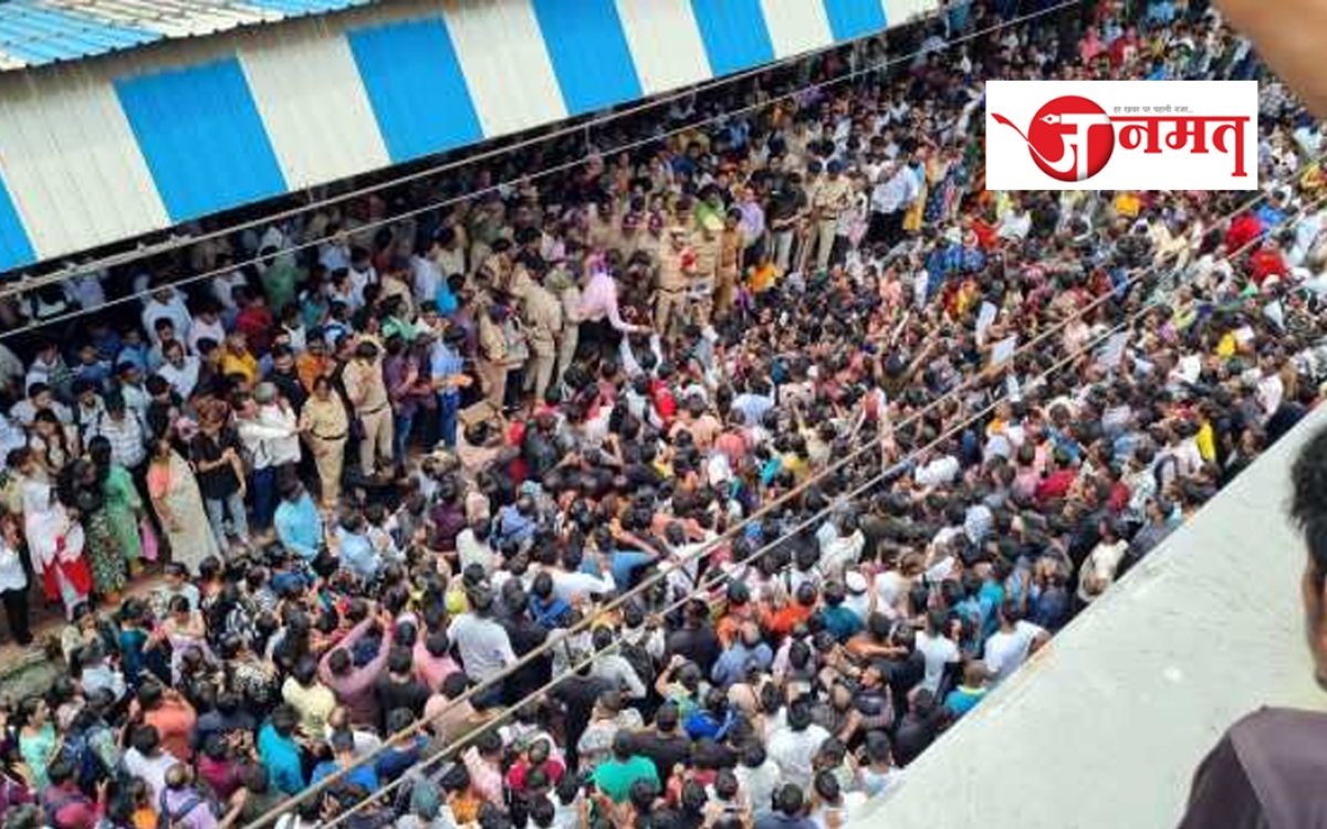 Girls were mistreated in Badlapur, crowd stopped trains, protests turned violent